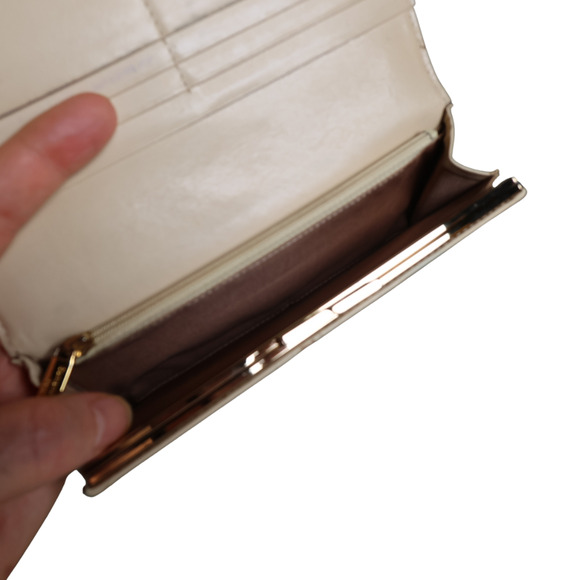 Samantha Thavasa Long Wallet Beige Patent Leather, Heart Ingrained Gold Hardware - Picture 4 of 11